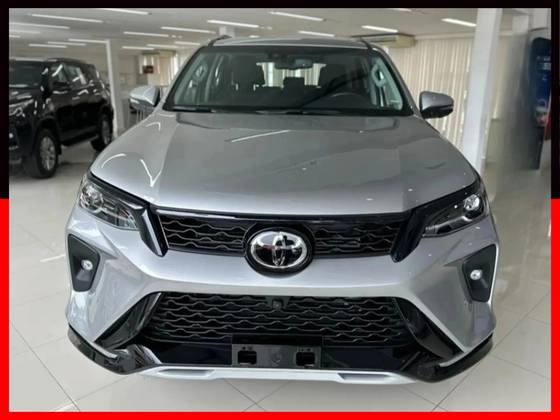 TOYOTA HILUX SW4 2.8 D-4D TURBO DIESEL SRX PLATINUM 7L 4X4 AUTOMÁTICO TOYOTA HILUX SW4 2.8 D-4D TURBO DIESEL SRX PLATINUM 7L 4X4 AUTOMÁTICO